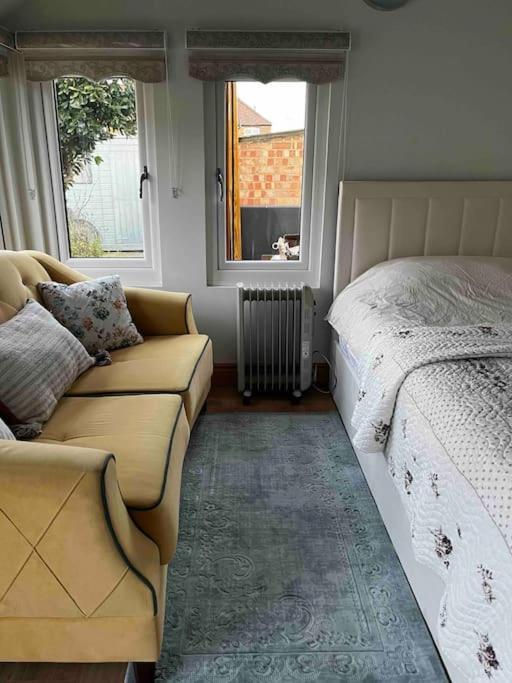 Charming Private Guest House 엔필드 외부 사진